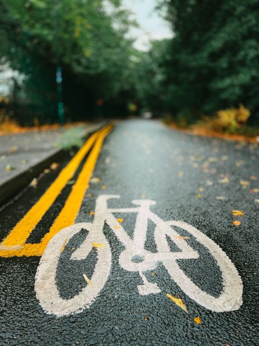 Hoe onderhoud je je e-bike in de herfst? Tips voor grip en veiligheid op natte fietspaden